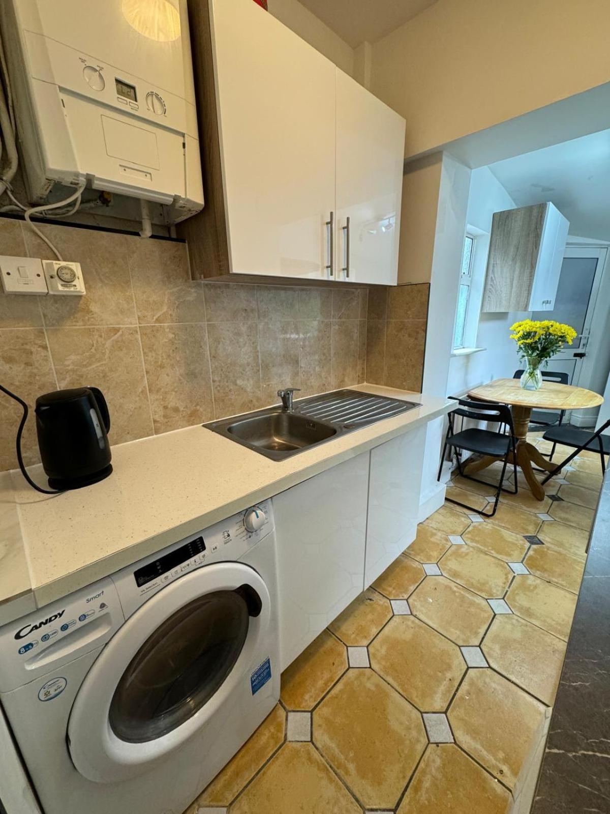 Nice Triple Room At 2 Iveragh Rd-7 Дъблин Екстериор снимка
